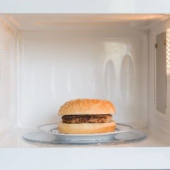 Preparar hamburguesas en el microondas